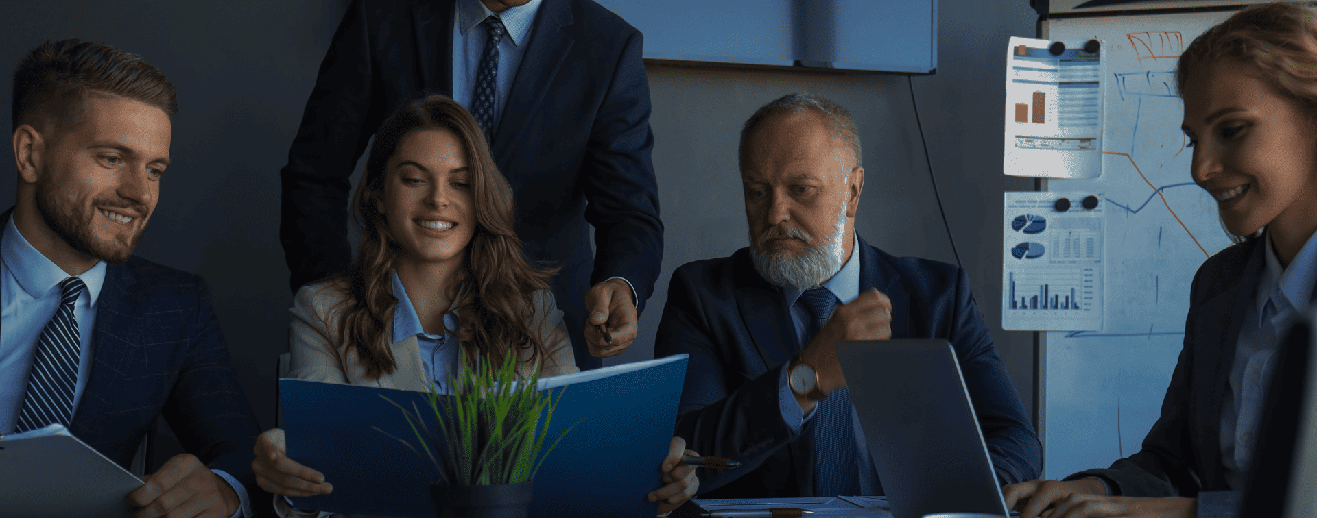 Two S4IT consultants in discussion